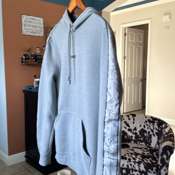 Oakley Hoodie Size Large Worn Once Like New! - Picture 6 of 10